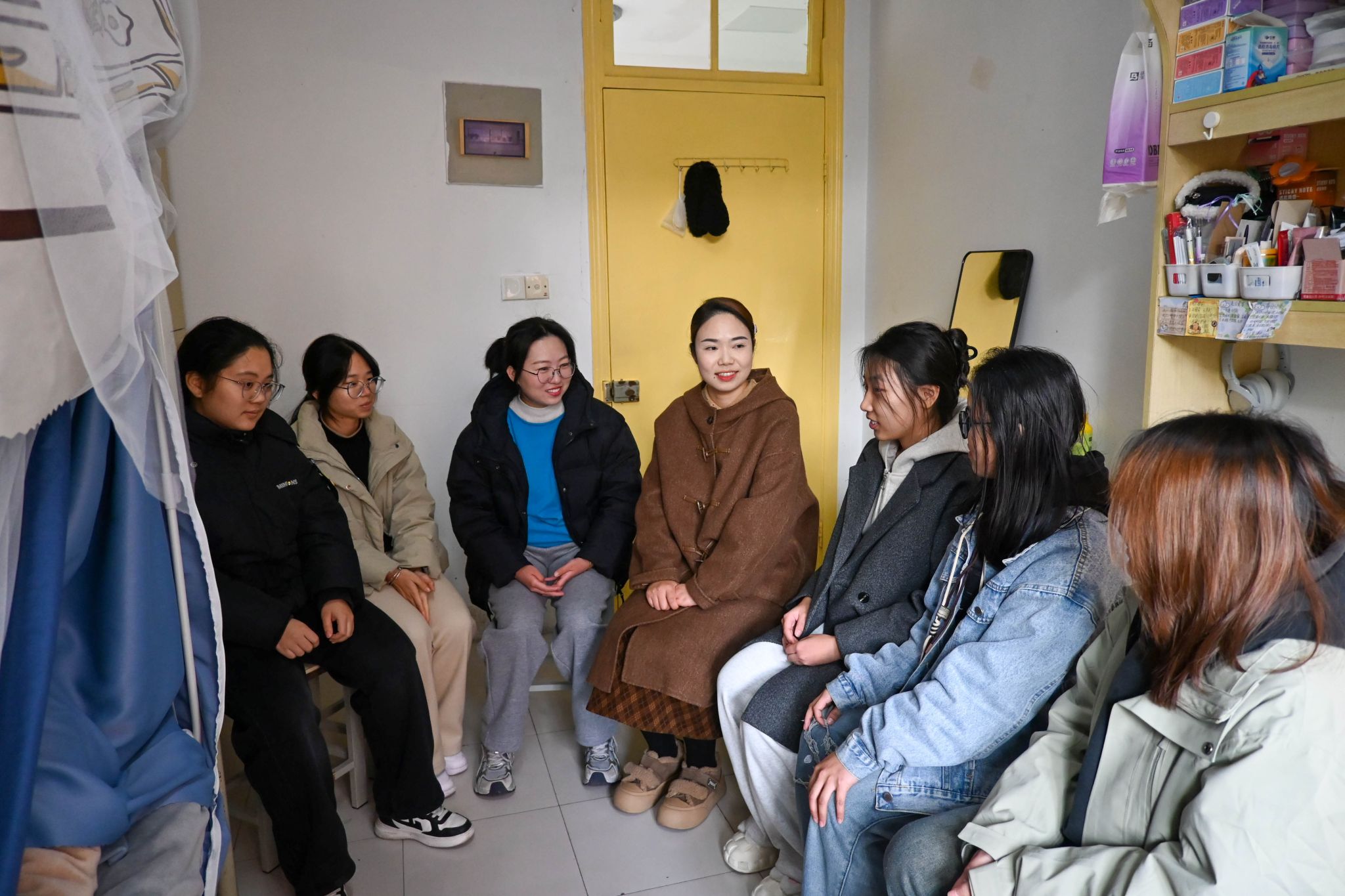 汽车学院开展“关爱进宿舍，领航促成长”师生交流活动