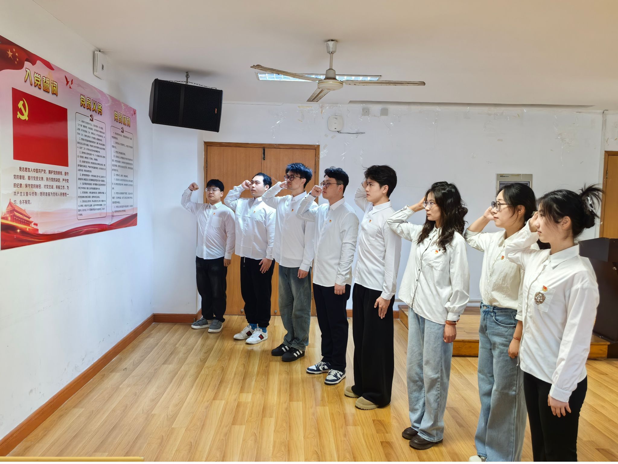 汽车学院举行2025年秋学期新发展研究生党员入党宣誓仪式