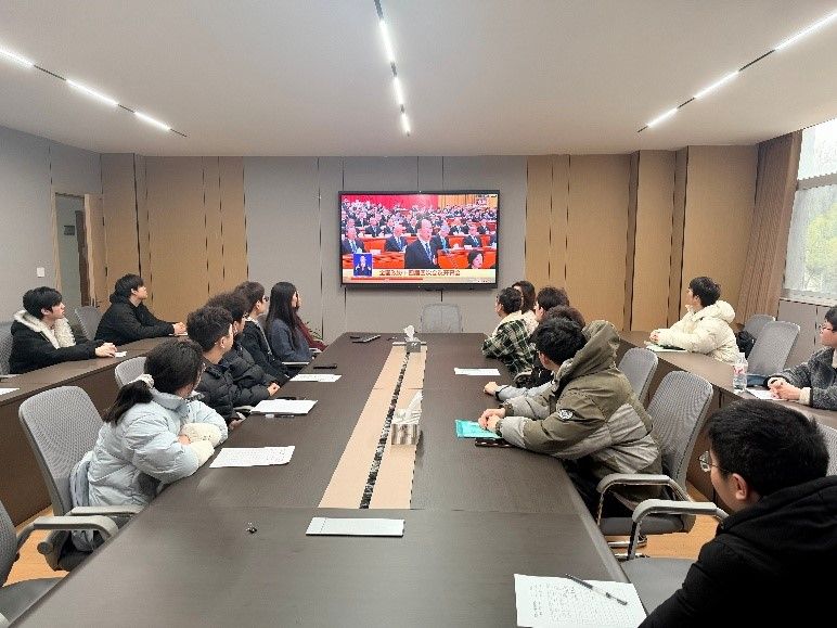 汽车与交通工程学院师生集中收看 2026 年全国两会开幕会