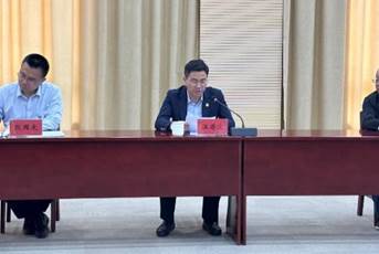 桌子前的人 AI 生成的内容可能不正确。