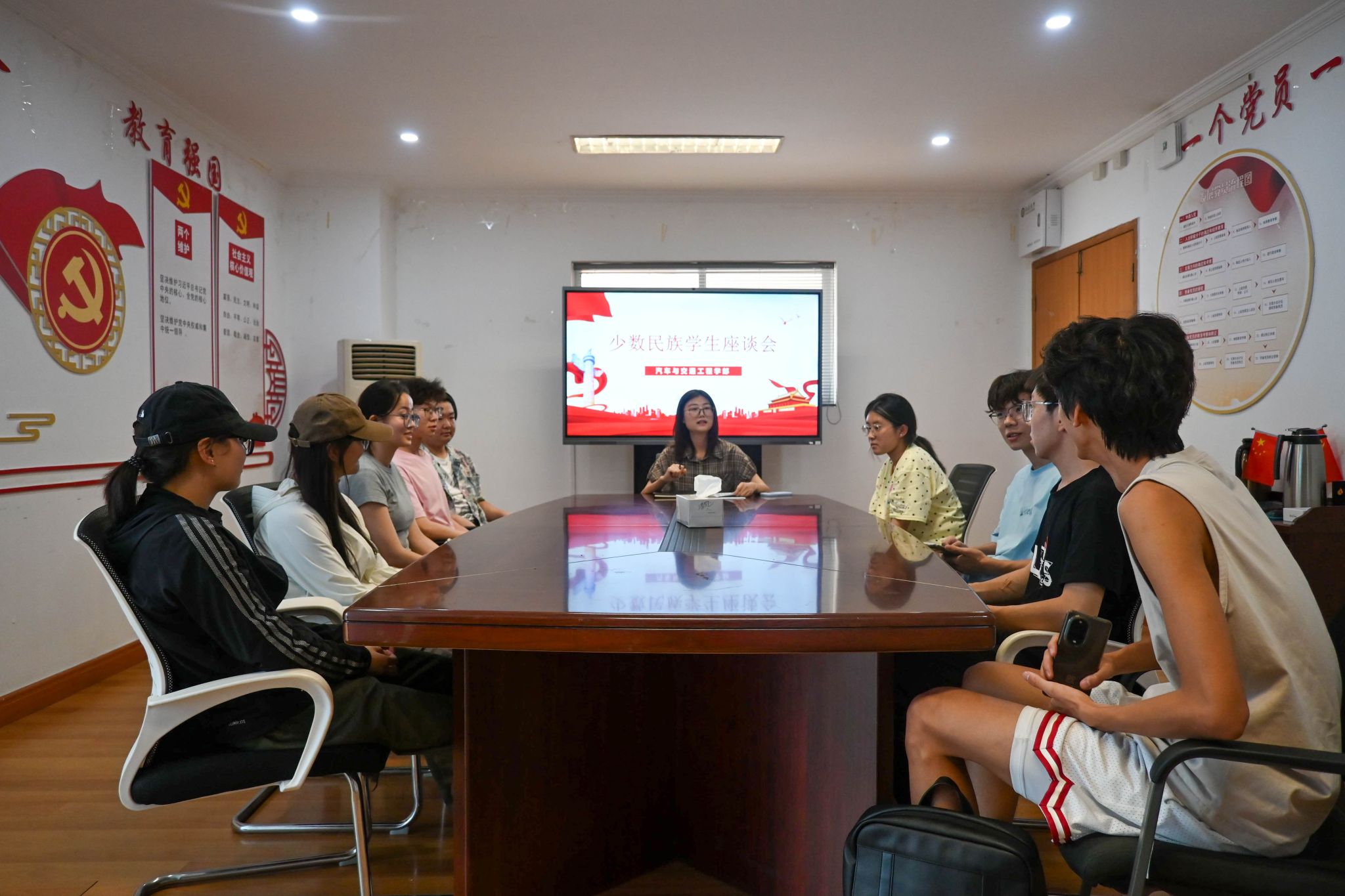 共话成长路，同心向未来——汽车与交通工程学部召开少数民族学生座谈会