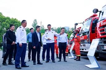 一群人站在卡车上 AI 生成的内容可能不正确。