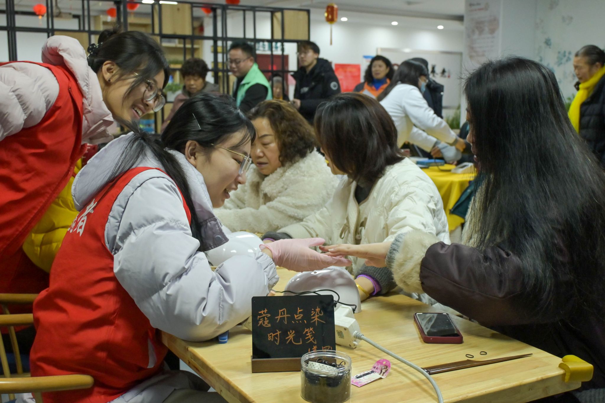 汽车学院举办“‘益’起来赶集，便民‘邻’距离”公益市集活动