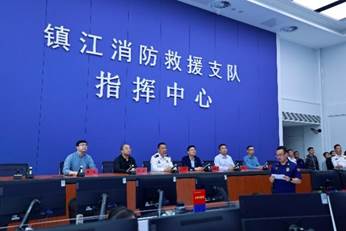 图片包含 大, 前, 播放器, 女人 AI 生成的内容可能不正确。