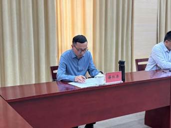 男人和女人在桌子前 AI 生成的内容可能不正确。