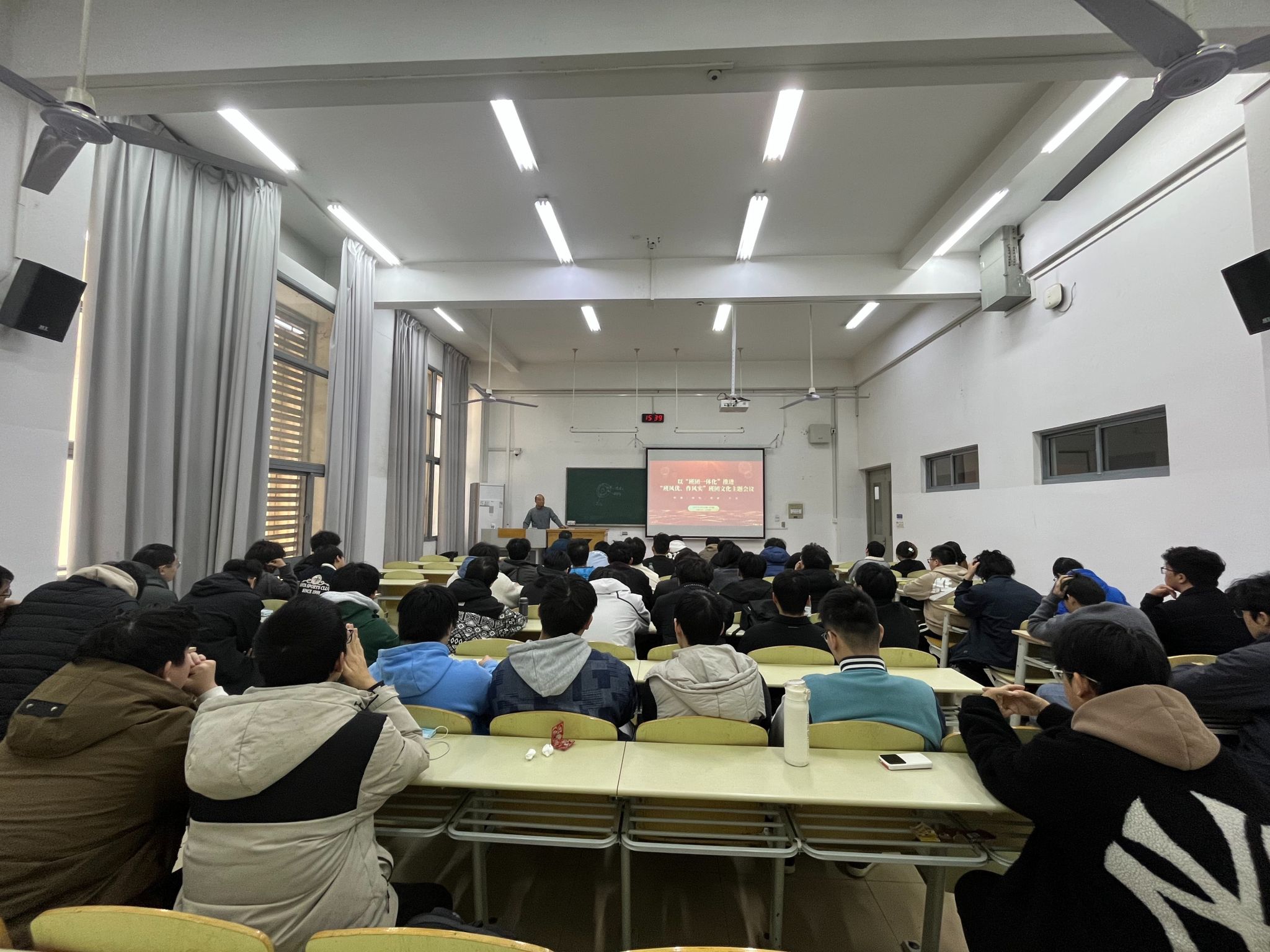 汽车学院党委副书记杨建参加班级学风建设主题班会