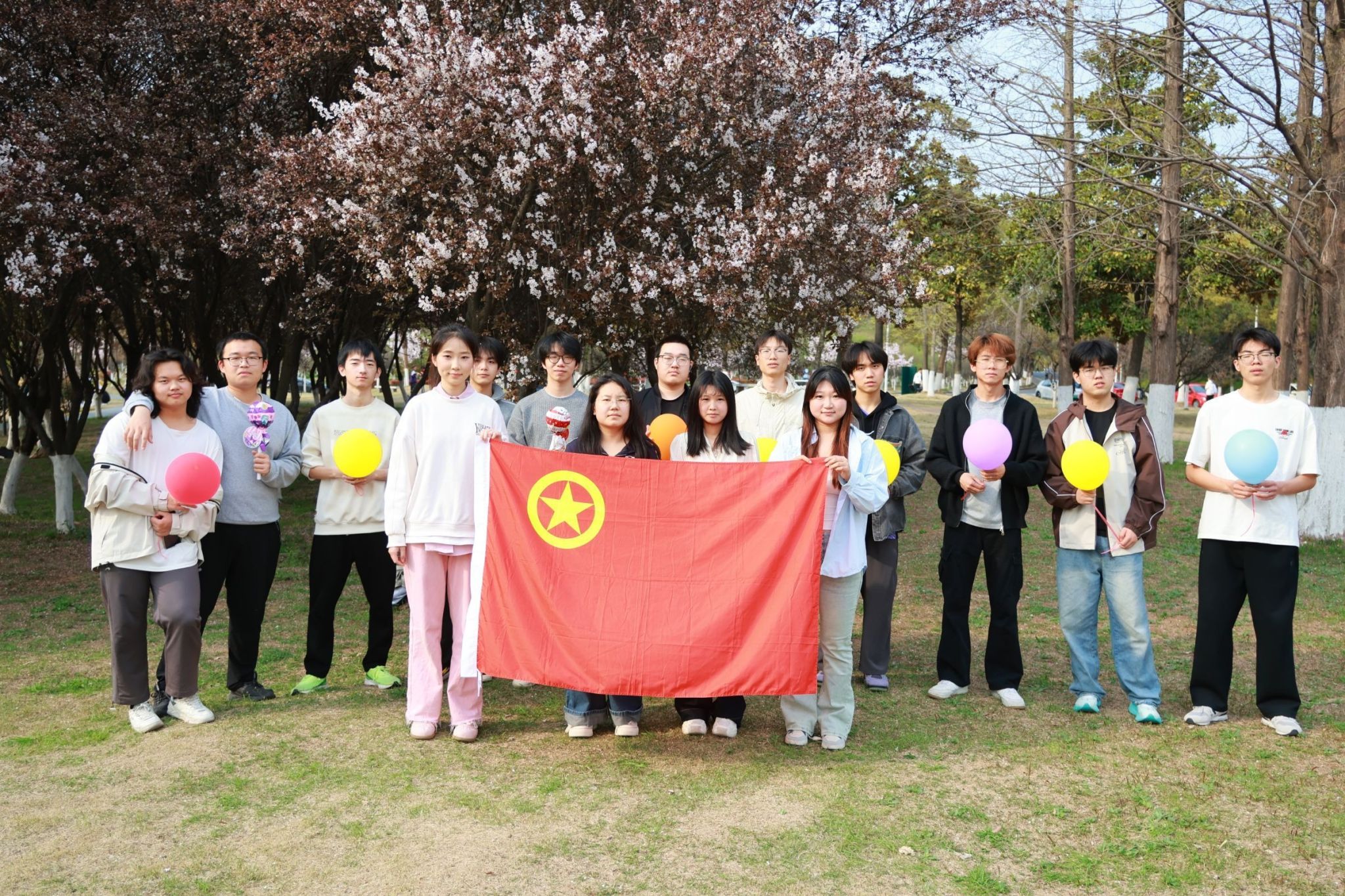 交通2402班举办“寻找春天·一起‘趣’野餐”班团共建活动