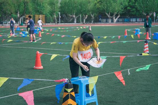 图片包含 草, 小孩, 运动, 年轻描述已自动生成